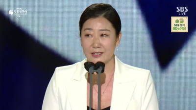 라미란, '2021 청룡영화제' 여우주연상 수상 "코미디로 상 받다니 감격"