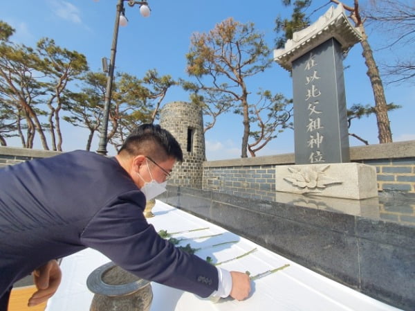 지성호 의원이 10일 오전 경기도 파주 오두산 통일전망대 망배단을 찾아 세배를 하고 있다. /사진=지성호 의원실 제공