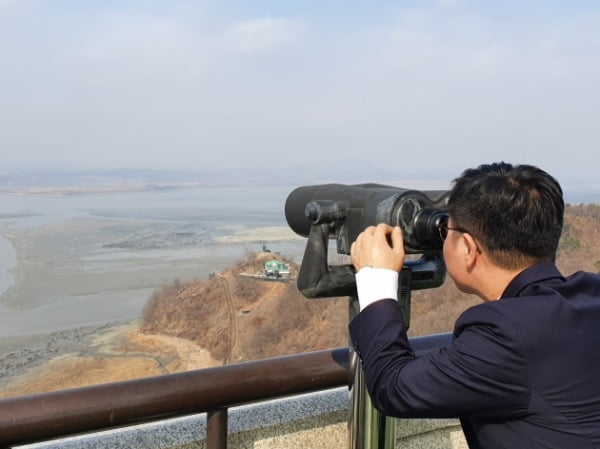 지성호 의원이 10일 오전 경기도 파주 오두산 통일전망대를 찾아 망원경으로 북한을 바라보고 있다. /사진=지성호 의원실 제공