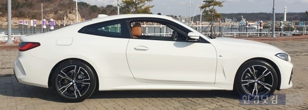 BMW 420i M스포츠패키지 측면 모습. 대담하게 내려오는 루프 라인을 볼 수 있다. 사진=오세성 한경닷컴 기자