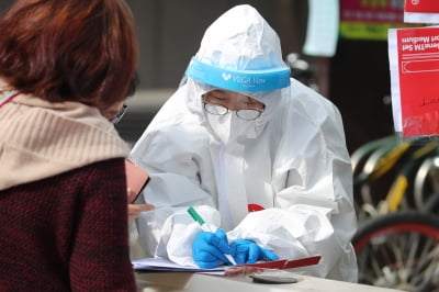 부산 시설·병원서 집단감염 속출…자가격리 어긴 50대 2명 적발