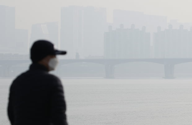 서울 마포대교 인근에서 바라본 한강 원효대교와 용산 일대가 안개와 미세먼지 등으로 뿌옇게 보인다. 사진=연합뉴스