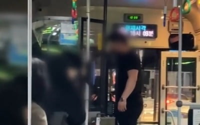 버스기사 폭행한 남녀 입건…출발 버스에 발 뻗고 주의받자 난동