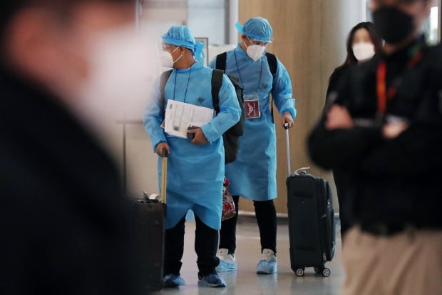 5일 오후 인천국제공항 제1여객터미널을 통해 해외에서 입국하는 여행객의 모습. 사진=뉴스1