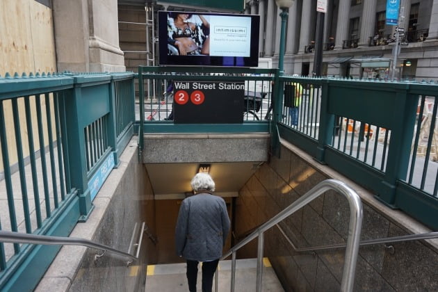 미국 뉴욕 맨해튼의 한 지하철역 입구 모습. 뉴욕=조재길 특파원
