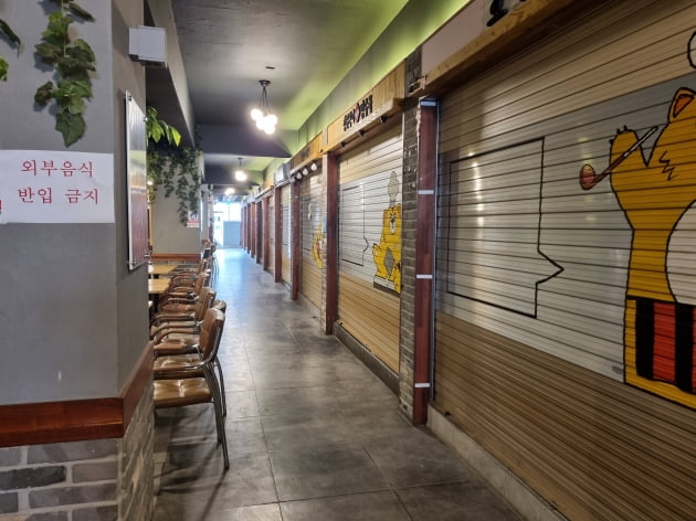 이달 11일 강화중앙시장의 창업몰 개벽2333 모습. 청년가게는 대부분 폐점을 하거나 이전한 상태로 방치되고 있다. /강준완 기자