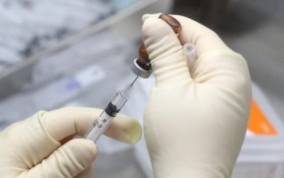 국내 도입 첫 백신 'AZ', 프랑스서 부작용 속출해 접종 중단