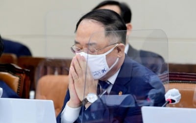 홍남기 "매출 4억 넘어도 지원 검토…전국민 지급은 반대"