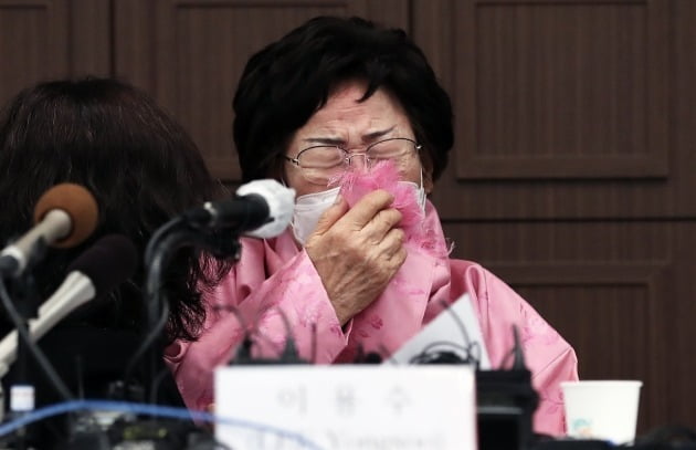 일본군 위안부 피해자 이용수(93) 할머니가 16일 열린 기자회견에서 일본의 반성을 호소하며 오열하고 있다./ 뉴스1