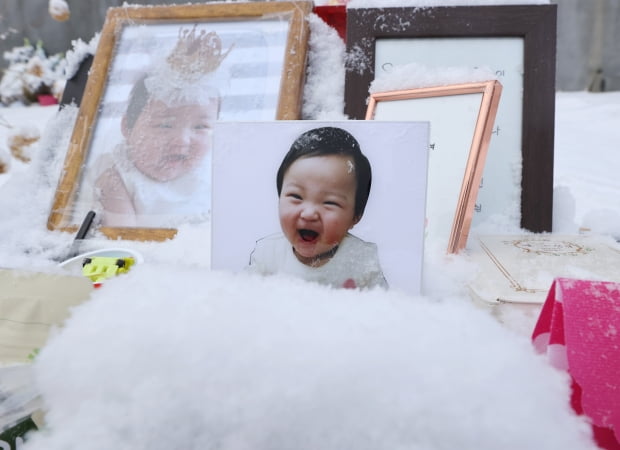 13일 오전 경기도 양평군 하이패밀리 안데르센 공원묘원에 양부모의 학대로 생후 16개월 만에 숨진 정인 양의 사진이 놓여있다. 사진=연합뉴스