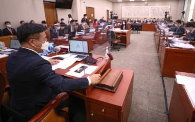 국회 법사위, 김명수 대법원장 출석 요구 논의 부결