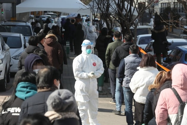 17일 경기도 남양주시 진건읍 진관산업단지에서 근로자들이 신종 코로나바이러스 감염증(코로나19) 검사를 위해 줄지어 대기하고 있다. 이 산업단지의 한 공장에서 직원 114명이 코로나19 확진 판정받았다. 2021.2.17 [사진=연합뉴스]