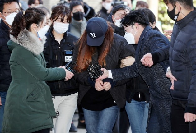 장애아동 등 원생들을 학대한 혐의를 받는 인천 한 국공립 어린이집 보육교사 B씨가 15일 오후 구속 전 피의자심문(영장실질심사)을 받기 위해 인천시 미추홀구 인천지방법원에 들어서고 있다. 2021.2.15 [사진=연합뉴스]