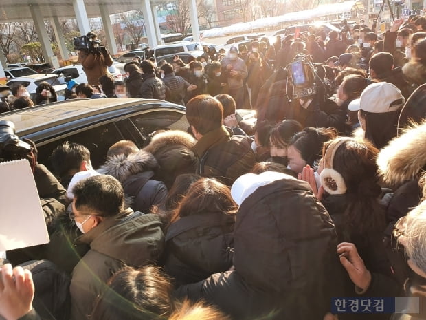 16개월 된 입양 딸 정인이를 학대해 숨지게 한 혐의를 받는 양부모의 2차 공판이 열린 17일 서울 양천구 서울남부지법에서 양부 안모씨가 탄 차량이 나오자 시민들이 양부가 탑승한 차를 에워싸고 시위하고 있다. 사진=김수현 한경닷컴 기자