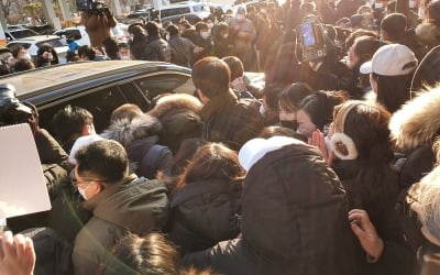 얼굴 가리고 뛰어간 정인이 양부…시민들 분노의 발길질 [현장+]