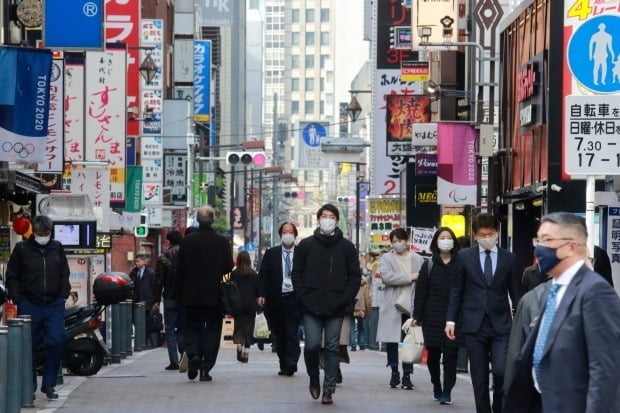 일본 도쿄에서 마스크를 쓴 시민들이 거리를 걷고 있다/사진=AP
