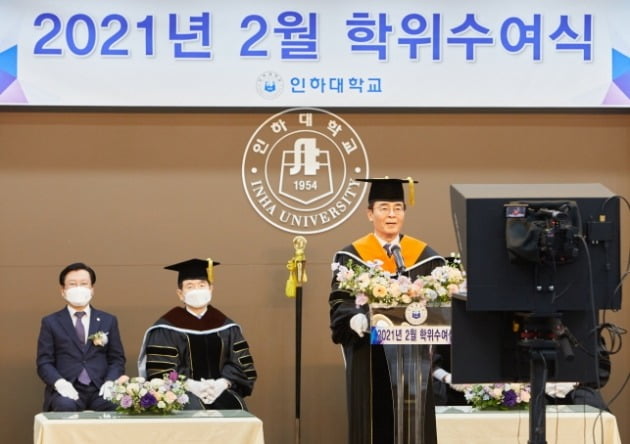 19일 온라인으로 진행된 2021년 2월 인하대학교 학위수여식에서 조명우 인하대 총장이 훈사를 하고 있다. 