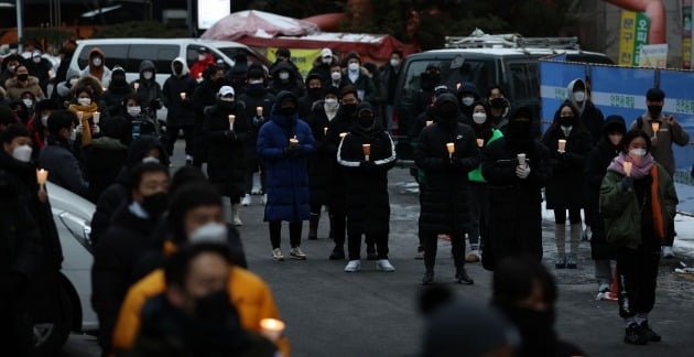  10일 오후 서울 영등포구 여의도 더불어민주당사 앞에서 대한피트니스경영자협회와 헬스클럽관장연합회 회원들이 신종 코로나바이러스 감염증(코로나19) 관련 실내체육시설에 대한 형평성 있는 집합금지 조치 완화를 촉구하며 촛불 시위를 하고 있다. 2021.1.10 [사진=연합뉴스]