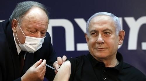 베냐민 네타냐후 이스라엘 총리가 라마트간 시바 메디컬 센터에서 화이자-바이오엔테크 백신을 접종하고 있다/사진=AP연합
