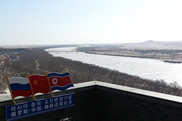 방천항에 세운 전망대에서 바라보는 두만강 하구. 사진=윤명철 동국대 명예교수·우즈베키스탄 국립 사마르칸트대 교수 