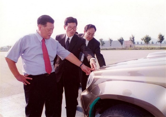 1999년 8월 12일 정몽구 현대자동차 명예회장이 당시 이계안 사장, 이충구 연구개발담당 사장을 태우고 개발 중인 차를 시승하고 난 후 개선 부문을 지시하는 장면 [사진=한경DB]