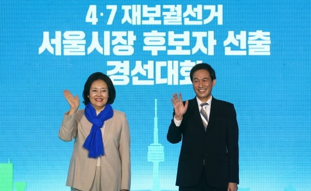 박영선(왼쪽), 우상호 더불어민주당 서울시장 예비후보가 21일 서울 성동구 레이어57 스튜디오에서 열린 '4.7 재보궐선거 서울시장 후보자 선출 경선대회'에 앞서 포즈를 취하고 있다. 2021.2.21 [사진=연합뉴스]