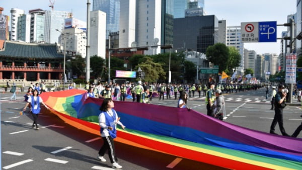 2019년 6월 울광장에서 성(性) 소수자 축제인 '서울퀴어문화축제'를 마친 참가자들이 종로일대에서 퍼레이드를 하고 있다. /사진=허문찬기자  sweat@hankyung.com