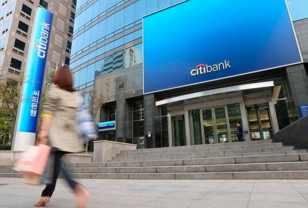 씨티 은행은 한국에서 철수하겠다고 밝혔다.  정소 람의 은행 & 뱅커