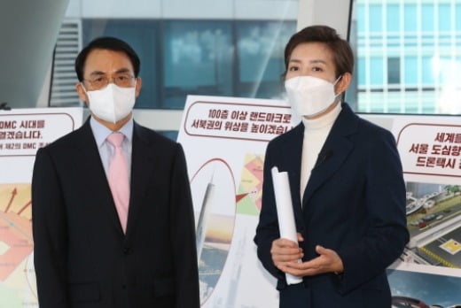  (서울=연합뉴스) 국민의힘 나경원 서울시장 경선후보가 15일 서울 마포구 누리꿈스퀘어 연구개발타워 스카이브릿지에서 진대제 전 정보통신부 장관과 함께 상암 일대 정책비전을 발표하고 있다.  2021.2.15  [국회사진기자단]