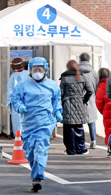 코로나19 워킹스루 선별진료소에서 한 의료진이 분주히 움직이고 있다. /연합뉴스