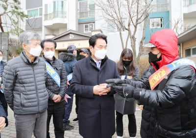 백군기 용인시장, 아파트 경비원 9명 실직 '언남동 아파트단지 찾아 대책 논의'