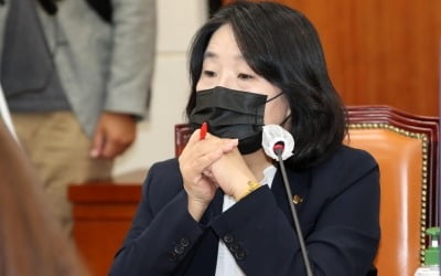 '후원금 횡령 의혹' 윤미향, 공소사실 특정 놓고 검찰과 '설전'
