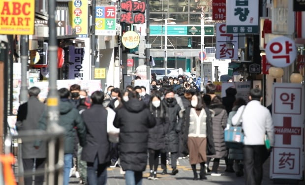 코로나19 재확산에 새 거리두기 3월 시행 늦춰질 듯 [사진=연합뉴스]