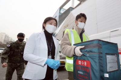 [포토] 아스트라제네카 백신 도착한 인천 옹진군 보건소
