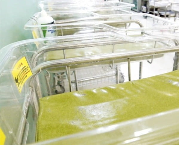한 병원의 텅 빈 신생아실. 한경DB