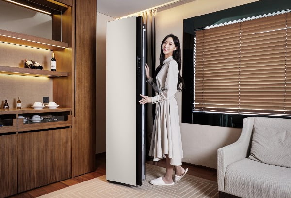 삼성전자 모델이 서울신라호텔에 마련된 'Experience room with 에어드레서'에서 차별화된 AI 의류청정 솔루션을 제공하는 맞춤 가전 '비스포크 에어드레서'를 소개하고 있다/사진제공=삼성전자