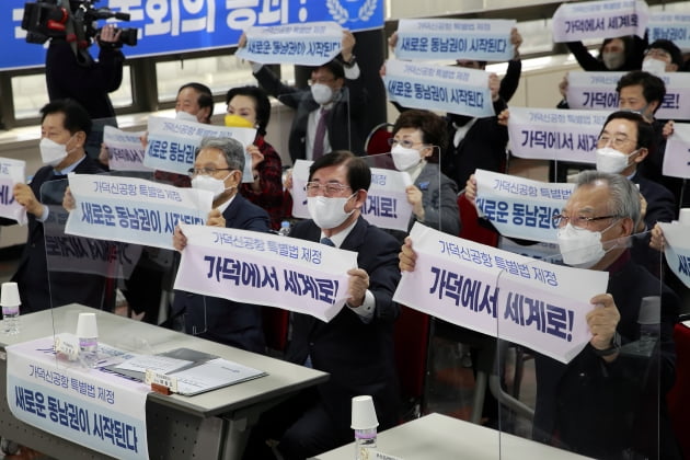 부산상의 "가덕도 신공항 특별법 통과 위해 애쓴 주요 인사들 모여 환영 및 자축"