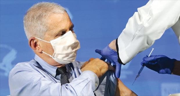 앤서니 파우치 미국 국립알레르기·전염병연구소(NIAID) 소장이 코로나19 백신 공개 접종을 받고 있는 모습. 사진=AP 연합뉴스 