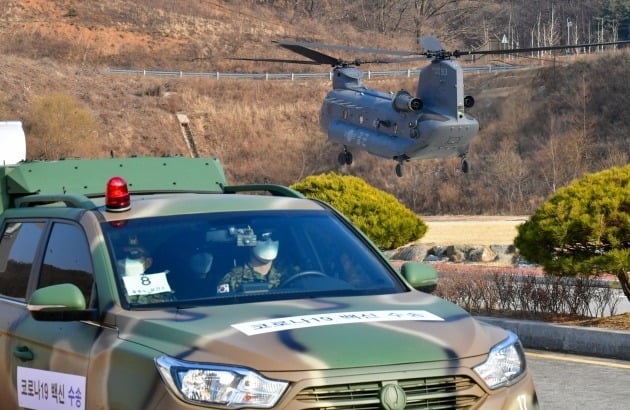 지난 19일 경기 이천시 특수전사령부 헬기장에서 열린 ‘백신 유통 제2차 범정부 통합 모의훈련’에서 군 치누크헬기(CH-47D)를 활용해 공항이 없는 도서 지역에 백신 운송을 가정한 훈련을 진행하고 있는 모습./ 뉴스1