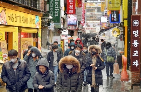 지난달 18일 서울 명동 거리가 점심식사를 위한 인근 직장인들로 붐비고 있다/사진=허문찬기자  sweat@hankyung.com