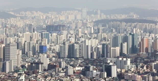 남산에서 바라본 서울이 아파트로 가득 차 있다. /연합뉴스