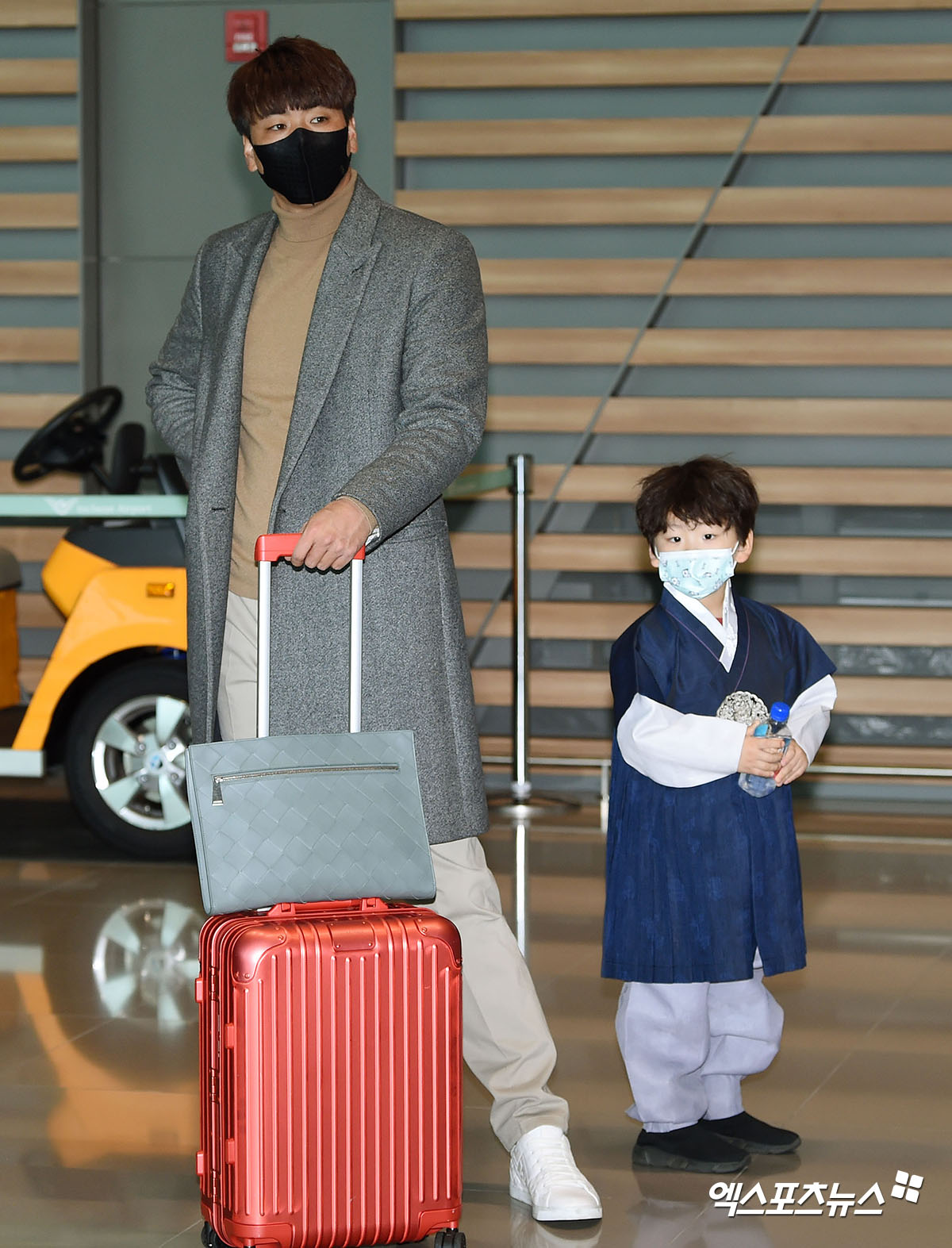 새해 복 많이 받으세요~, 세인트루이스 김광현 출국 현장 직캠 [엑&#39;s 영상]