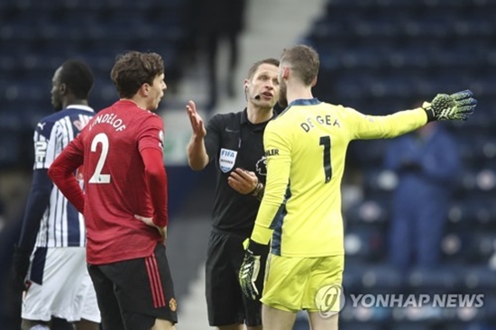 일관되지 않은 판정에 뿔난 맨유...&#34;VAR 심판, 경기 중 졸았나&#34;