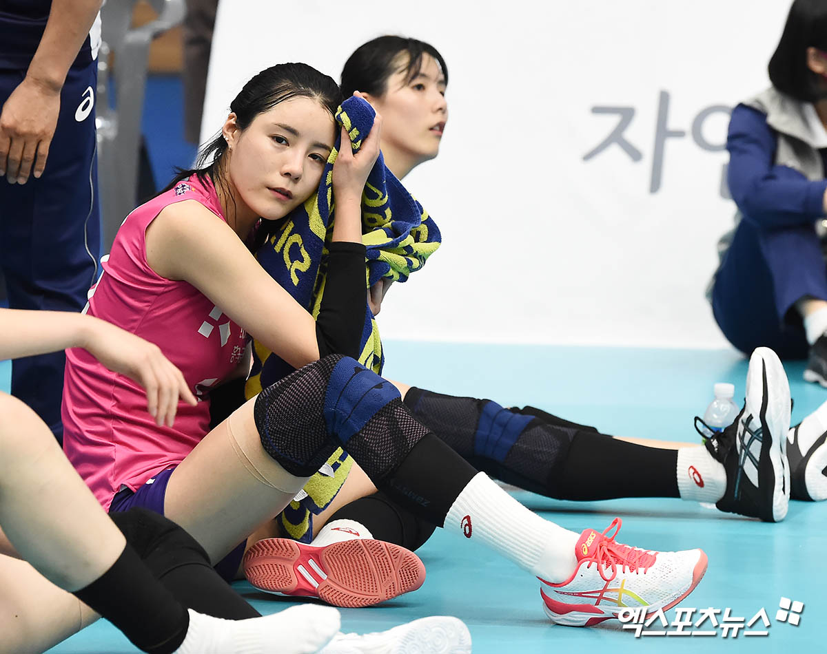 '학폭 논란' 이재영-이다영, 어머니까지 비판 번졌다