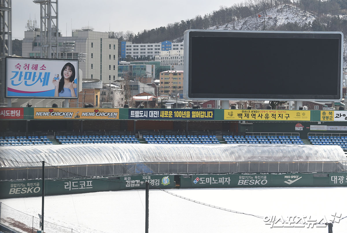 이글스파크에 등장한 비닐하우스? 악천후도 문제없어!  [김한준의 사이드앵글]