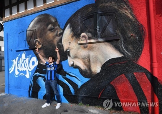 산 시로 외벽에 등장한 벽화...밀라노 더비 향한 '기대감'