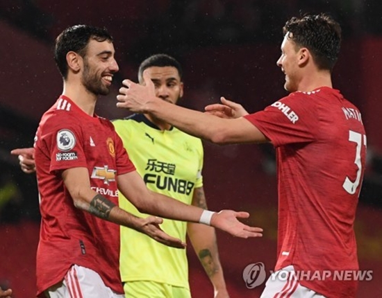'B.페르난데스 1골 1AS' 맨유, 뉴캐슬에 3-1 완승