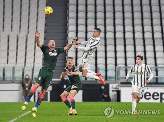 '호날두 멀티골' 유벤투스, 크로토네에 3-0 완승...3위 복귀