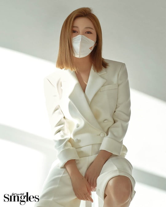 송가인, '시크+섹시' 반전 매력 화보 공개