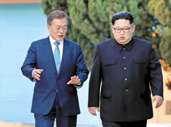 문재인 대통령과 북한 김정은 국무위원장이 지난 2018년 4월 27일 오후 판문점 도보다리에서 산책하며 대화하고 있다/사진=연합뉴스